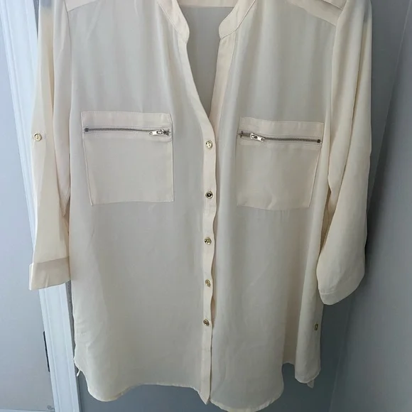 [💙🆓] Must have — Cream short sleeve polyester blouse with gold accents - Picture 2 of 12